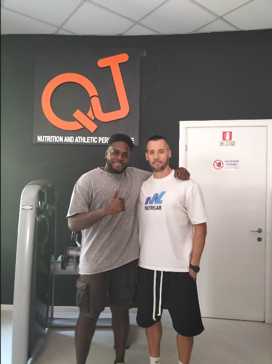 Visita a Palestra QJ, davanti all&rsquo;insegna della palestra.